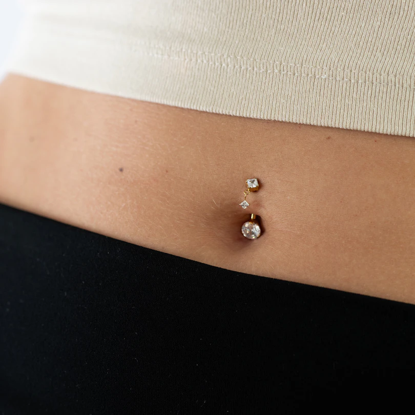 Titan-Bauchnabelring mit quadratischem Anhänger