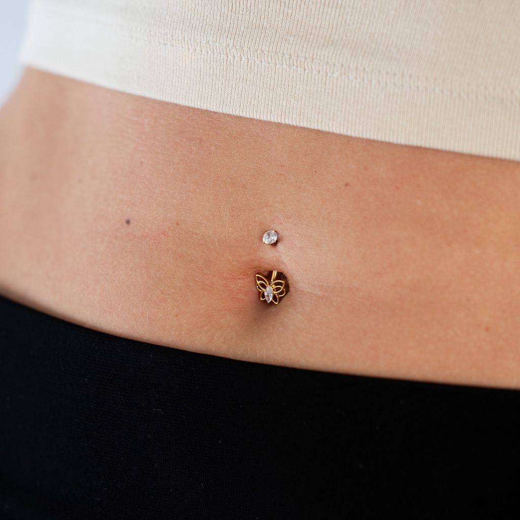 Titan-Bauchnabelpiercing in Schmetterlingsform
