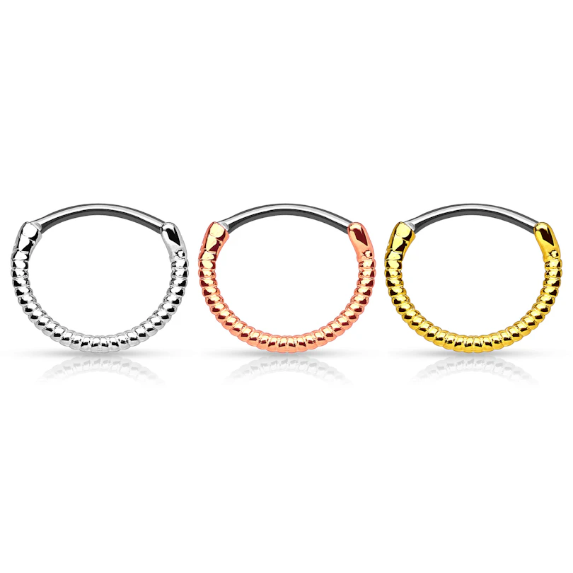 Septumpiercing mit einem gewundenen Draht