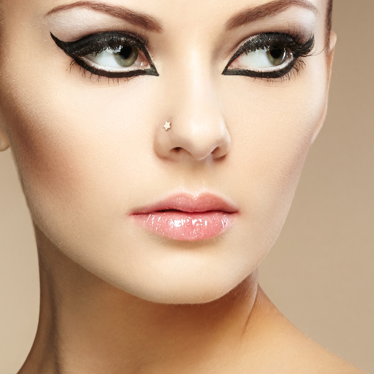 Nasenpiercing mit verschiedenen Motiven