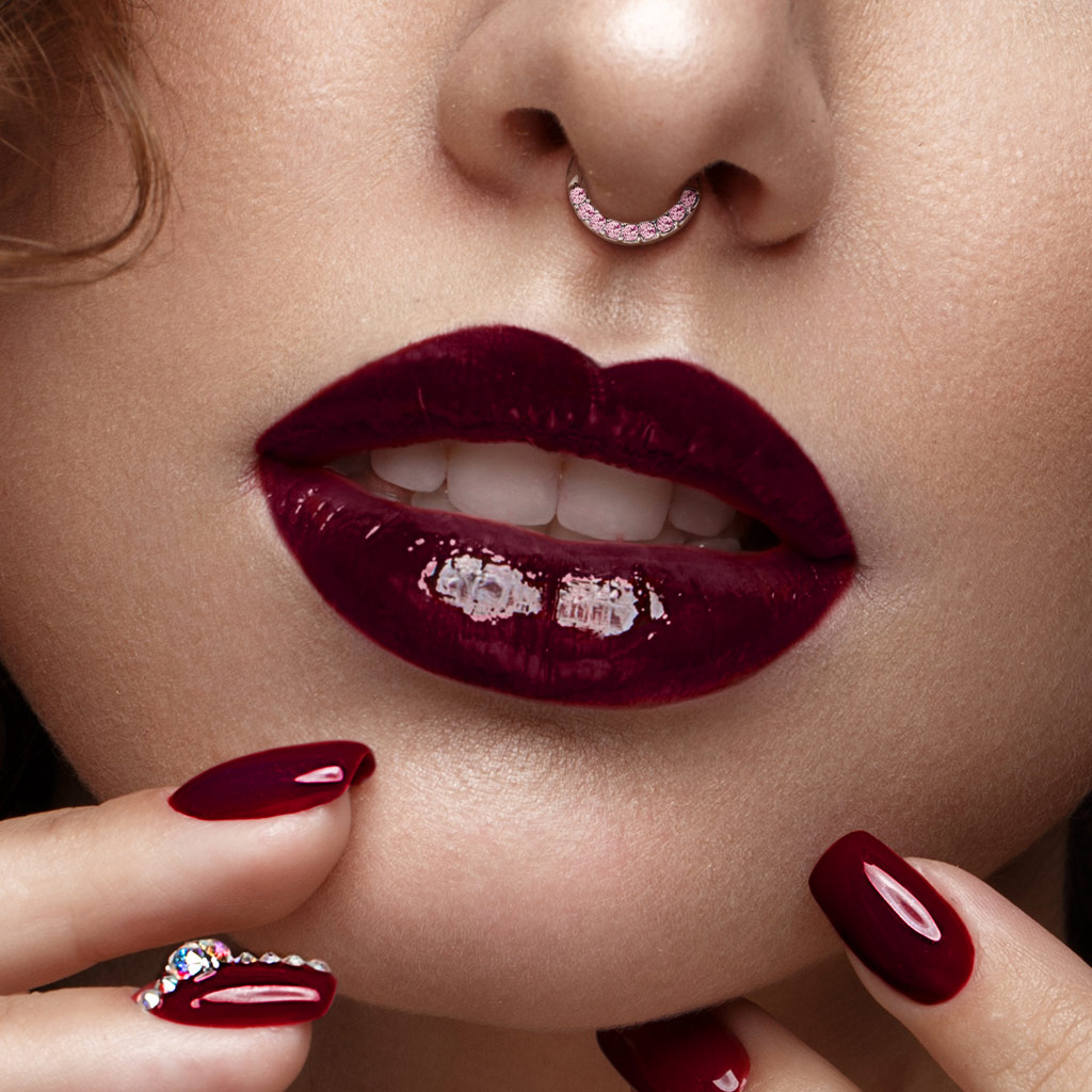 Septumpiercing mit steinbesetzten Halbkreis