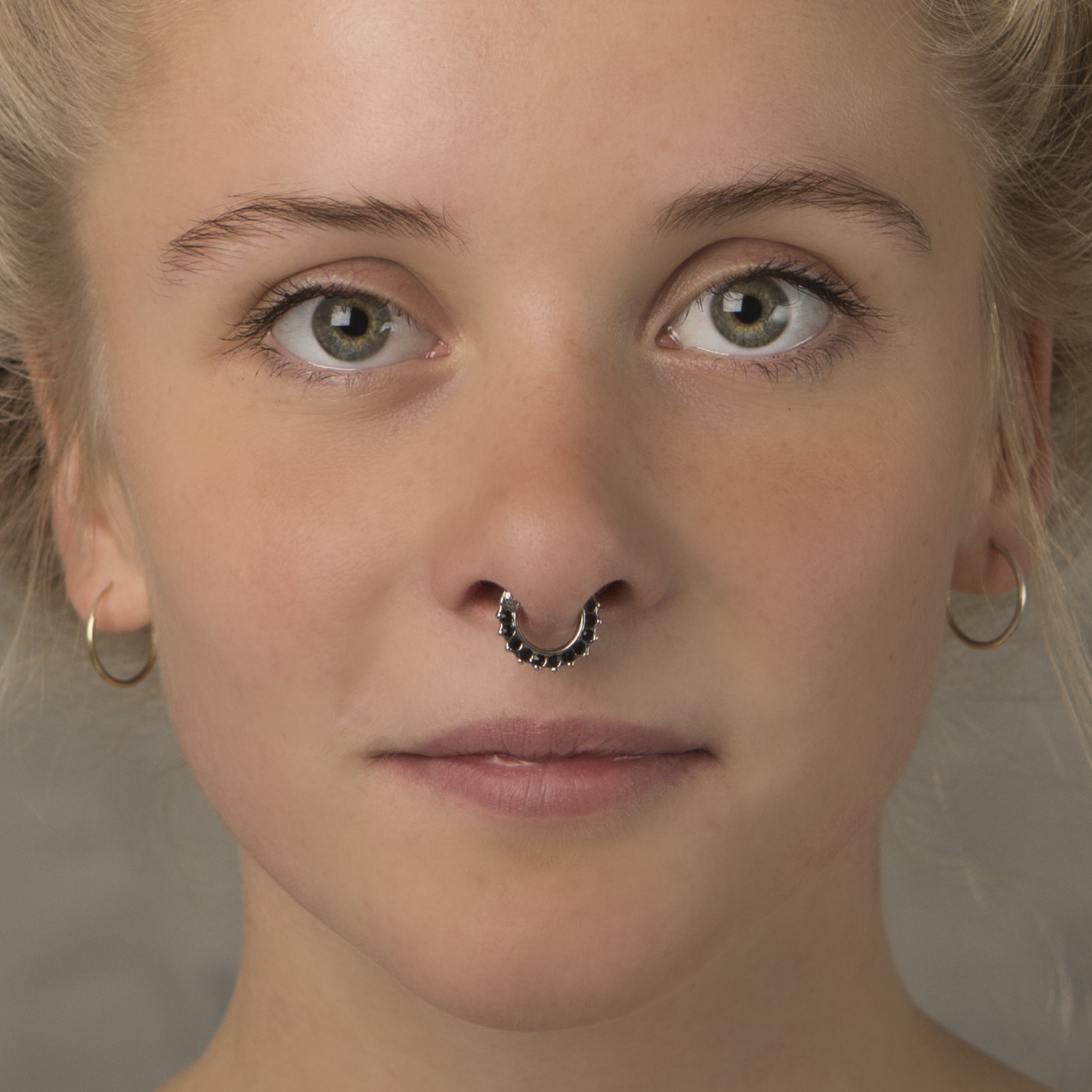 Septumpiercing mit steinbesetzter Kante