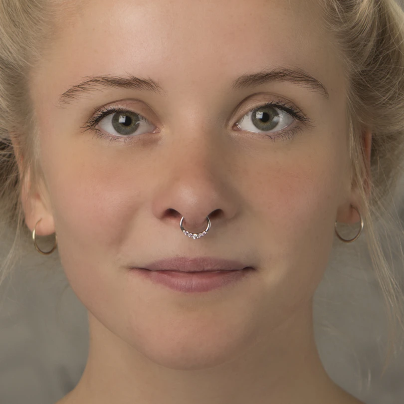 Septumclicker mit fünf Steinen
