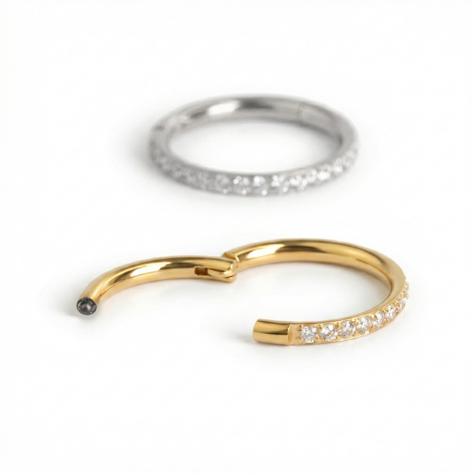 Scharnierring aus Chirurgenstahl mit nach außen gerichteten Steinen