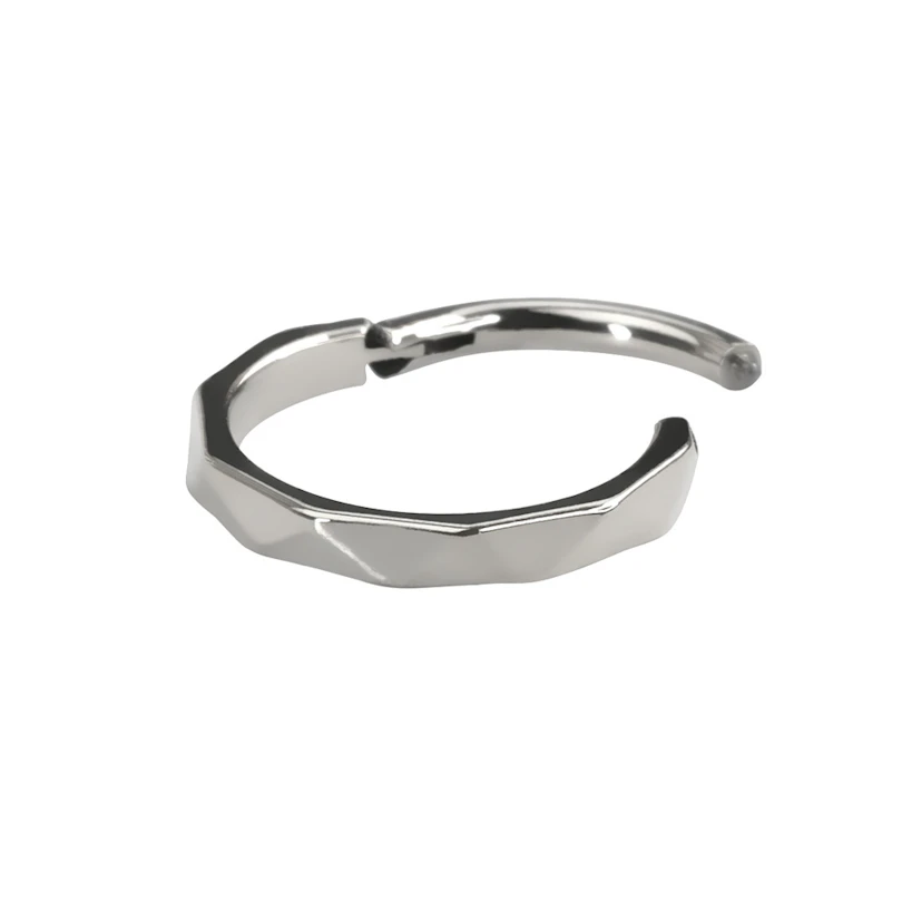 Nasenring mit Diamantmuster aus Titan