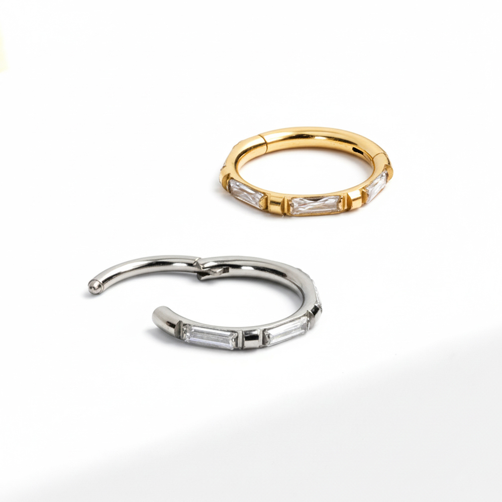 Titanring mit Baguette-Schliff-Steinen