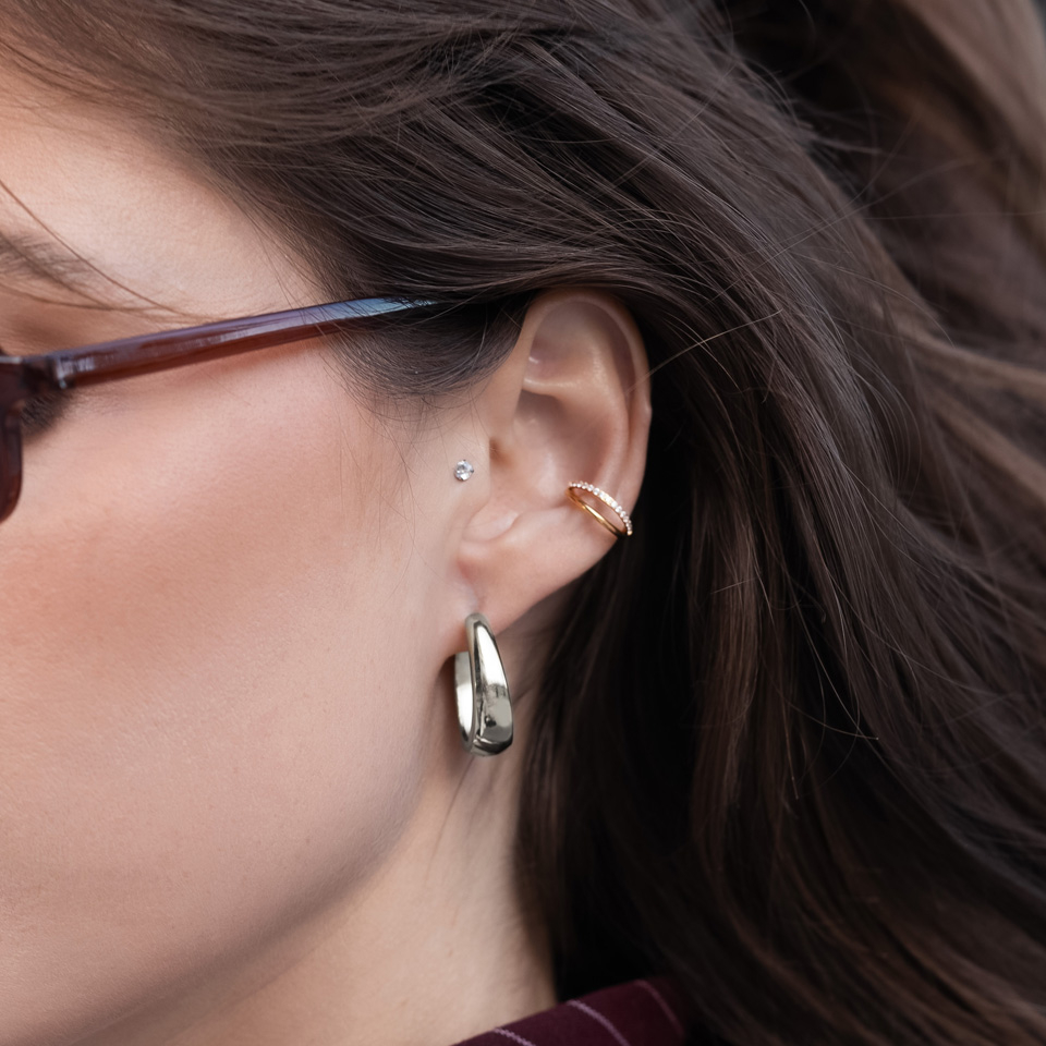 Titan-Doppelring mit Schmucksteinen auf einem Ringband