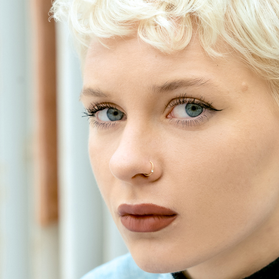 Kugelring mit festem Stein und verdrehtem Stab