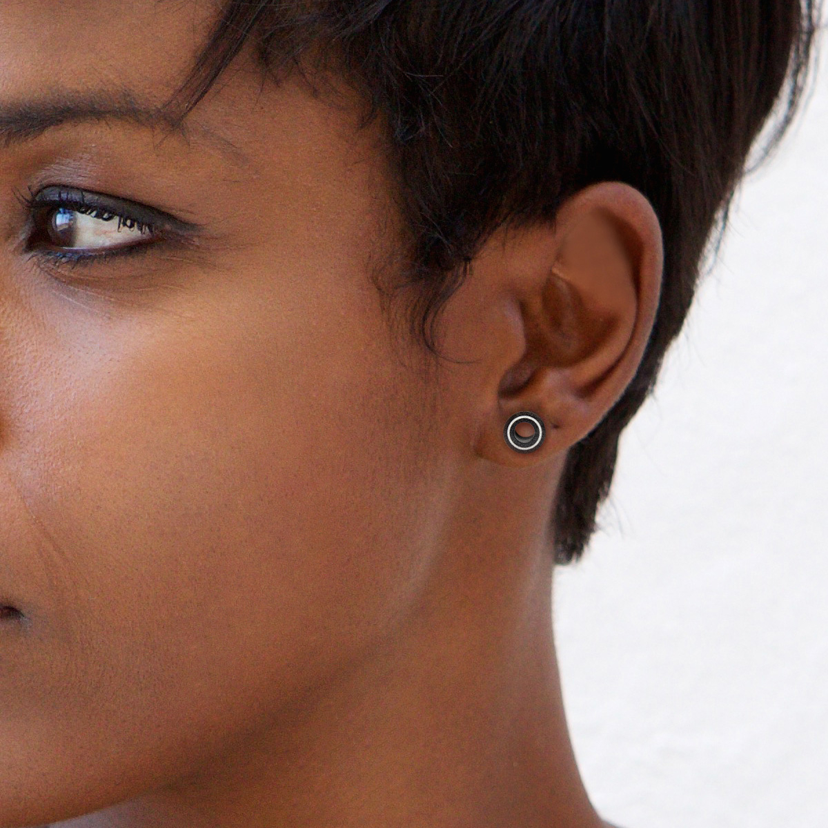 Schwarzer Tunnel aus Horn mit weißen Ring