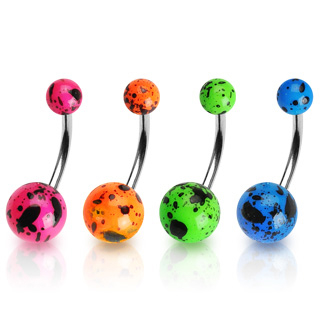 Bauchnabelpiercing mit schwarzen Flecken