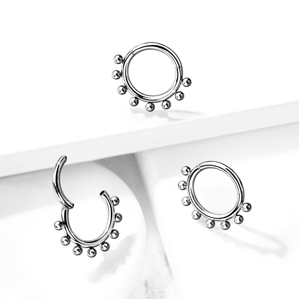 Ring aus Titan mit einem Scharnier und äußeren Perlen