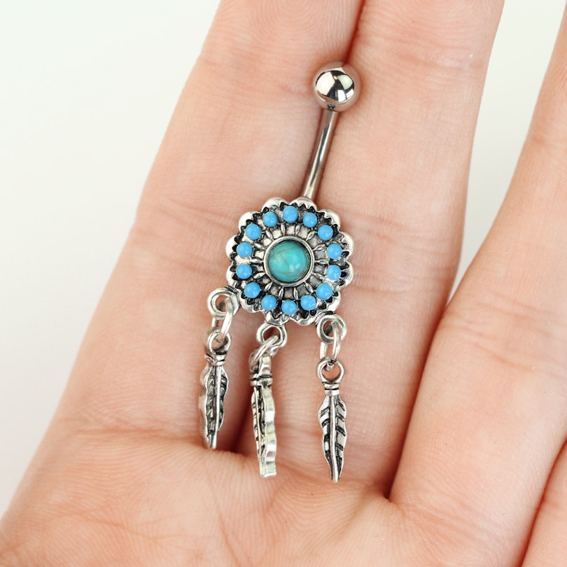 Bauchnabelpiercing mit türkisem Traumfänger