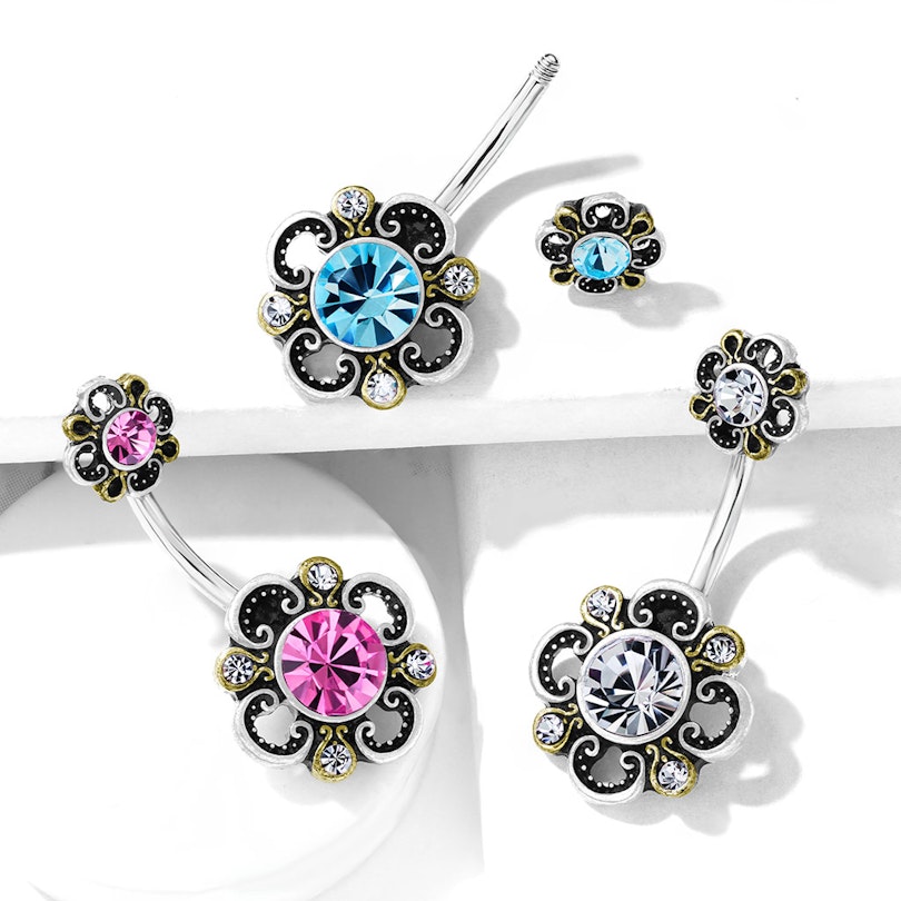 Bauchnabelpiercing mit filigraner Blume mit ausgestanzten Blättern und Steinen