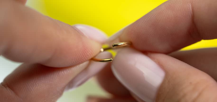 Leitfaden zum sicheren Öffnen und Schliessen vom Piercingschmuck