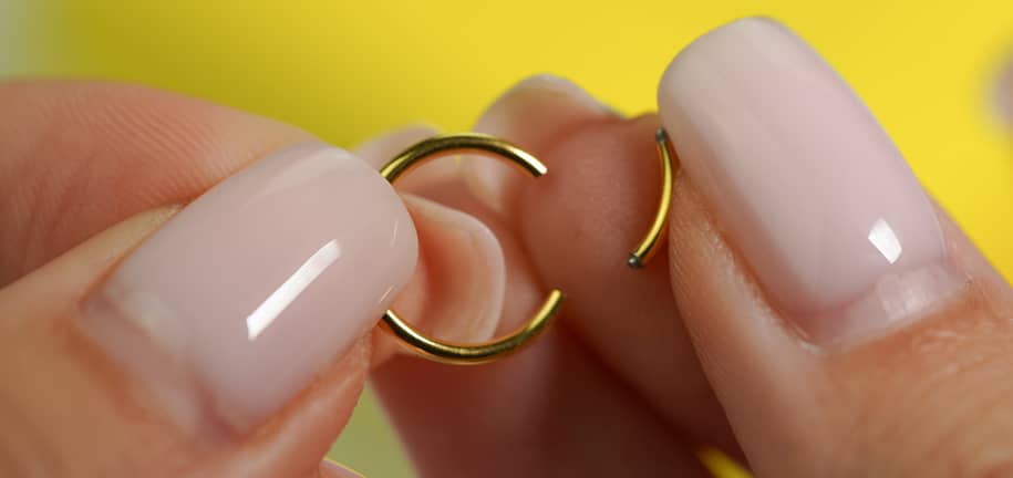 Öffnen und Schliessen deiner Piercingringe
